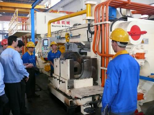 大吨位挤压机试产乐成