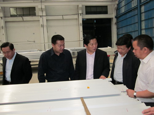 “五一”节，，，，沛县县长等向导到我mg冰球突破江苏分厂慰问一线员工