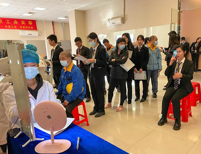 员工们轮流举行视力检查，，，，整个历程井然有序。。。