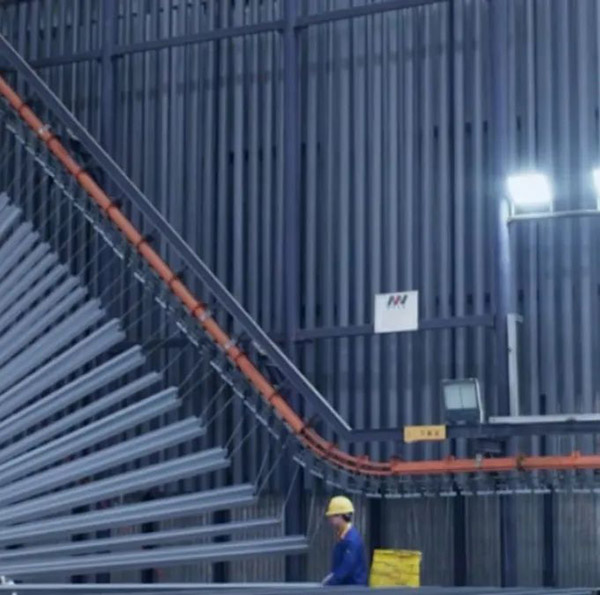 经由一代人兢兢业业的生长，，，，，，在新一代“铝”行人的探索下，，，，，，佛山铝型材将走向何方?