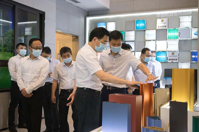 潘董事长详细先容了公司的产品和手艺

